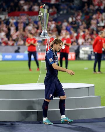 Luka Modric recoge la medalla de subcampe車n.