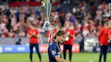 Luka Modric recoge la medalla de subcampeón.
