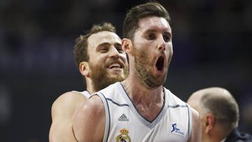 Sergio Rodr&iacute;guez y Rudy celebran una canasta del alero. 