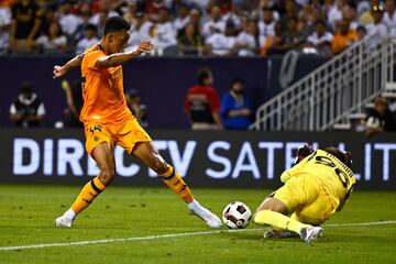 El canterano del Real Madrid, Álvaro Rodríguez, lo intenta ante el portero del Milan, Lorenzo Torriani.