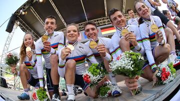 Los ciclistas del equipo de Francia posan con el maillot arcoíris y las medallas de oro tras proclamarse campeones del mundo de relevos en los Mundiales de Mountain Bike de Val di Sole 2021.