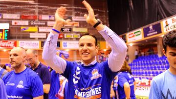 F&eacute;lix Sancho, presidente del Miraflores Burgos, celebra el ascenso a la Liga Endesa.