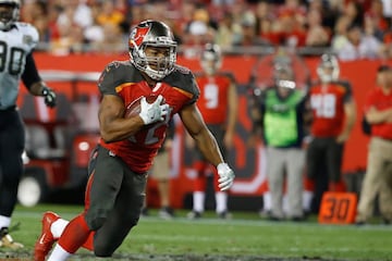 Tampa Bay Buccaneers . Doug Martin: El corredor de Tampa tiene la calidad, demostrada, de ser un top 5 de la NFL. Pero sus problemas fuera del campo mantiene en vilo a la franquicia. Parece que se ha recuperado de sus adicciones, pero tiene que demostrarl