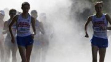 Elena Lashmanova una de las entrenadas por Chegin, en cabeza, a la izquierda, durante los Mundiales de Moscú 2013.