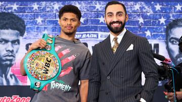 Shakur Stevenson con su cinturón y Artem Harutyunyan.