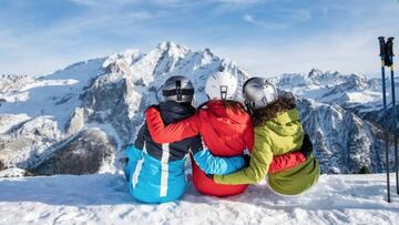 Tres esquiadoras sentadas en la cima de una de las pistas de Dolomiti Superski, el dominio esquiable más grande del mundo, obligado a cerrar la temporada antes de hora por culpa de la expansión del coronavirus en Italia.