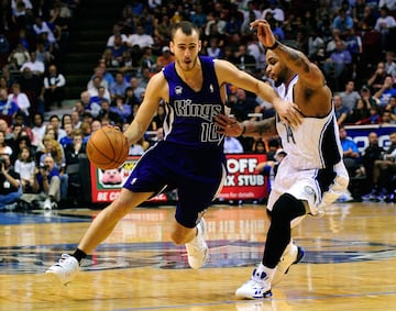 El tinerfeño fue traspasado en junio de 2009 a los Sacramento Kings con los que jugó 39 encuentros en la media temporada que estuvo. 