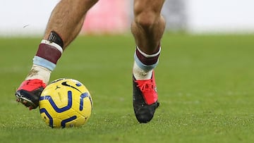 El jugador más pateado de Europa usa espinilleras de niño