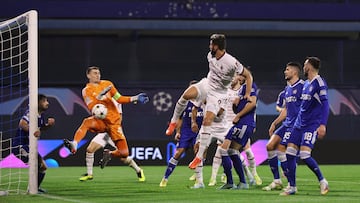 Soccer Football - Champions League - Group E - GNK Dinamo Zagreb v AC Milan - Stadion Maksimir, Zagreb, Croatia - October 25, 2022 AC Milan's Olivier Giroud in action with Dinamo Zagreb's Dominik Livakovic REUTERS/Antonio Bronic