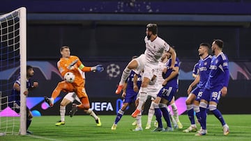 Soccer Football - Champions League - Group E - GNK Dinamo Zagreb v AC Milan - Stadion Maksimir, Zagreb, Croatia - October 25, 2022  AC Milan's Olivier Giroud in action with Dinamo Zagreb's Dominik Livakovic REUTERS/Antonio Bronic