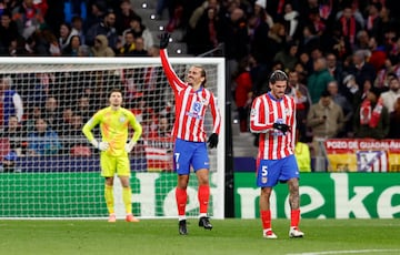 Cambio de juego de Barrios, centra de primeras sin dejarla botar Llorente, y Griezmann le gana la partida a un Kashia dormido para hacer el segundo.