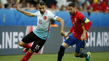 . Nice (France), 17/06/2016.- Mehmet Topal (L) of Turkey and Sergio Ramos of Spain in action during the UEFA EURO 2016 group D preliminary round match between Spain and Turkey at Stade de Nice in Nice, France, 17 June 2016.
 
 (RESTRICTIONS APPLY: For editorial news reporting purposes only. Not used for commercial or marketing purposes without prior written approval of UEFA. Images must appear as still images and must not emulate match action video footage. Photographs published in online publications (whether via the Internet or otherwise) shall have an interval of at least 20 seconds between the posting.) (Espa&ntilde;a, Niza, Francia, Turqu&iacute;a) EFE/EPA/SEBASTIEN NOGIER EDITORIAL USE ONLY