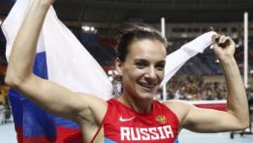 Yelena Isinbayeva con la bandera de Rusia.