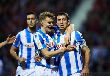 0-1. Mikel Oiarzabal celebr¨® el primer gol con Martin Odegaard.