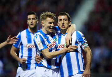 0-1. Mikel Oiarzabal celebró el primer gol con Martin Odegaard.