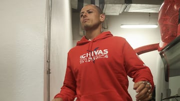 Javier Hernández se dirige a un entrenamiento con las Chivas.