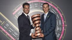 Fabio Aru y Vincenzo Nibali posan con el trofeo de ganador del Giro de Italia en la presentaci&oacute;n de la 100&ordf; edici&oacute;n de la ronda transalpina.