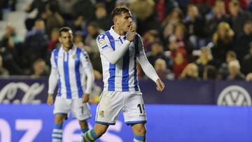 Theo Hern&aacute;ndez manda callar tras anotar el empate.