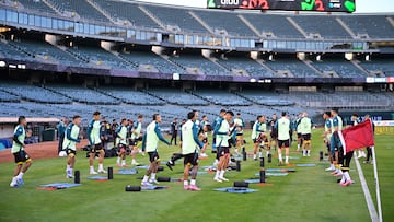 Jugadores de la Selección Mexicana durante una sesión de entrenamiento en el Oakland Coliseum.
