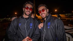 Los jugadores del Barcelona se suman a la moda de las gafas rojas