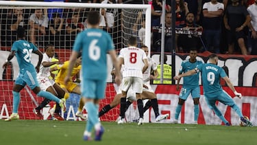 Benzema se dispone a marcar el tercer gol blanco.