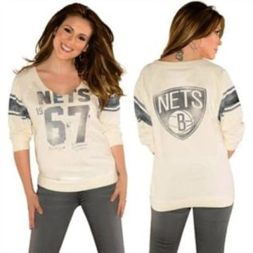 Con una bonita camiseta estilo football de los Nets.