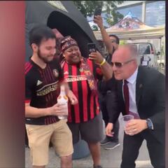Presidente de Atlanta United comparte un trago con aficionados afuera del estadio
