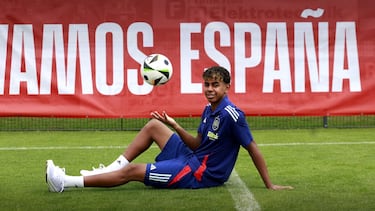 Lamine Yamal posa para AS en la concentración de España para la Eurocopa.