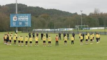 Minuto de silencio en el entrenamiento del Deportivo