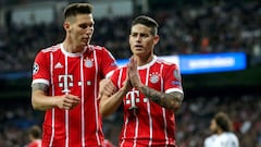 El centrocampista colombiano del Bayern James Rodr&iacute;guez, junto a Niklas S&uuml;le, tras marcar su gol, segundo de su equipo ante el Real Madrid.