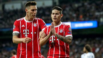 El centrocampista colombiano del Bayern James Rodríguez, junto a Niklas Süle, tras marcar su gol, segundo de su equipo ante el Real Madrid.