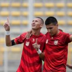 Luis Páez con dos motivos para celebrar: Líder y goleador