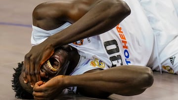 KAUNAS (LITUANIA), 19/05/2023.- El pívot del Real Madrid Eli Ndiaye se duele en el suelo durante el partido de semifinales de la Final Four de la Euroliga entre Barça Basket y Real Madrid, este viernes en el Zalgiris Arena, en Kaunas, Lituania. EFE/ Enric Fontcuberta.
