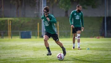 Aitor Buñuel se entrena y juega con máscara.