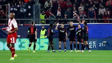 PIRAEUS (Greece), 18/02/2026.- Leverkusen's players celebrate a goal during the UEFA Champions League play-offs 1st leg soccer match between Olympiacos Piraeus and Bayer Leverkusen in Piraeus, Greece, 18 February 2026. (Liga de Campeones, Grecia, Pireo) EFE/EPA/GEORGIA PANAGOPOULOU
