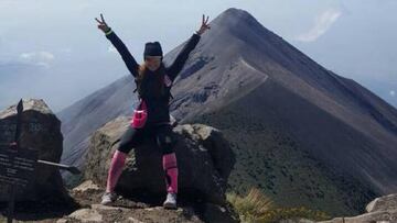 La montañista Ale Duarte celebra haber coronado una cima durante su reto por Guatemala.