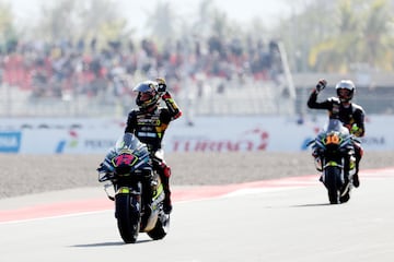 Los dos pilotos del equipo Mooney VR46 Racing celebran la gran carrera de ambos que terminaron en el podio tanto Marco Bezzecchi como Luca Marini.