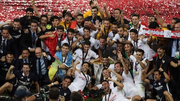 Sevilla players celebrate with the trophy after the UEFA Europa League final football match Sevilla v Inter Milan on August 21, 2020 in Cologne, western Germany. (Photo by Friedemann Vogel / POOL / AFP)