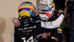 Verstappen y Alonso tras la carrera en Abu Dhabi que le dio el Mundial al de Red Bull.