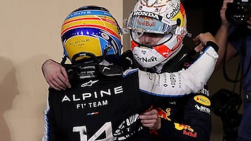 Verstappen y Alonso tras la carrera en Abu Dhabi que le dio el Mundial al de Red Bull.