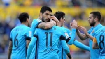 Luis Suárez felicita a Neymar tras el 1-2.