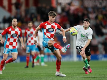 Avilés, del Lugo, frente a Aldasoro, del Racing.