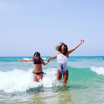 Paula Echeverría con su hija Manuela en la playa en las que son sus primeras vacaciones sin David Bustamante. 