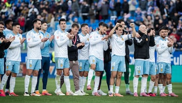 La alegría final del Zaragoza, compartiendo con su afición el triunfo frente al Leganés.