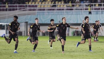 Surakarta (Indonesia), 28/11/2023.- German players celebrate after winning the penalty shootout of the FIFA U-17 World Cup semifinal match between Argentina and Germany in Surakarta, Indonesia, 28 November 2023. (Mundial de Fútbol, Alemania) EFE/EPA/ADI WEDA
