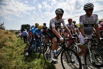 Protests and tear gas in the 16th stage of the Tour de France