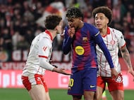 Barcelona's Spanish forward #10 Lamine Yamal (C) argues with Girona's Spanish midfielder #03 Joel Roca (L) as Girona's Belgian defender #20 Axel Witsel looks on during the Spanish league football match between Girona FC and FC Barcelona at Montilivi Stadium in Girona on February 16, 2026. (Photo by Josep LAGO / AFP)