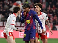 Barcelona's Spanish forward #10 Lamine Yamal (C) argues with Girona's Spanish midfielder #03 Joel Roca (L) as Girona's Belgian defender #20 Axel Witsel looks on during the Spanish league football match between Girona FC and FC Barcelona at Montilivi Stadium in Girona on February 16, 2026. (Photo by Josep LAGO / AFP)
