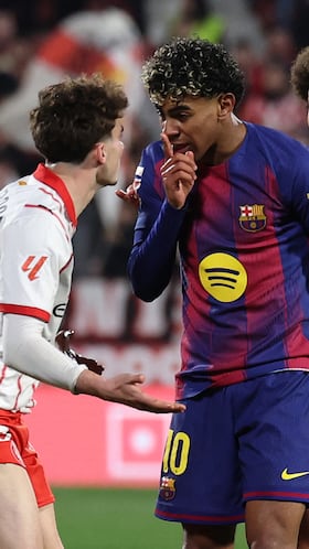 Barcelona's Spanish forward #10 Lamine Yamal (C) argues with Girona's Spanish midfielder #03 Joel Roca (L) as Girona's Belgian defender #20 Axel Witsel looks on during the Spanish league football match between Girona FC and FC Barcelona at Montilivi Stadium in Girona on February 16, 2026. (Photo by Josep LAGO / AFP)