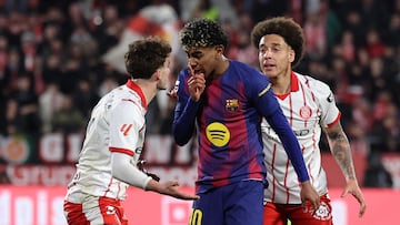Barcelona's Spanish forward #10 Lamine Yamal (C) argues with Girona's Spanish midfielder #03 Joel Roca (L) as Girona's Belgian defender #20 Axel Witsel looks on during the Spanish league football match between Girona FC and FC Barcelona at Montilivi Stadium in Girona on February 16, 2026. (Photo by Josep LAGO / AFP)